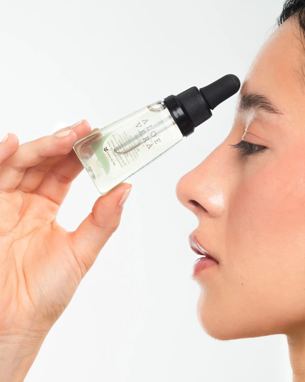 Modelo sosteniendo el Aloe Vera Serum FONTURA