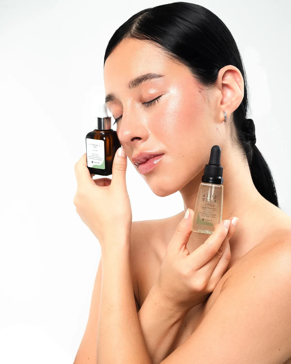 Modelo sosteniendo serums FONTURA